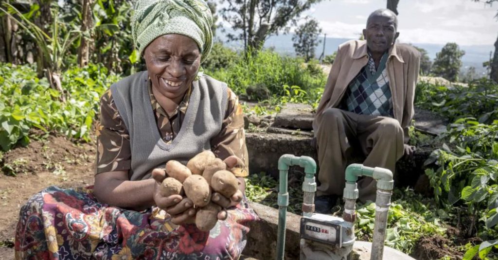 Kenyan woman and man benefiting from Gold Standard biogas programme