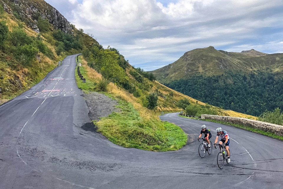 pair cyclists climb pas de petrol on marmot tours raid du Massif Central cycling challenge